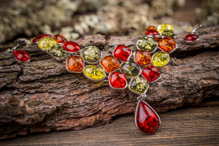 Halsband med flerfärgade stenar