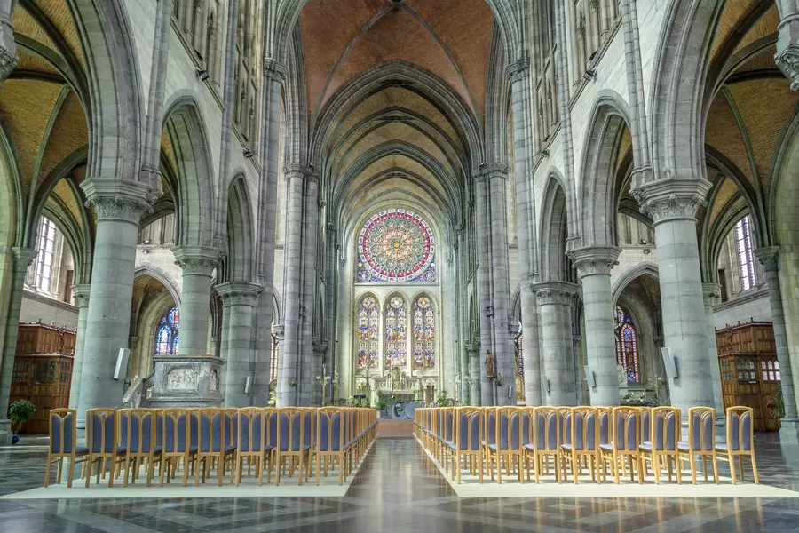 Interior de la Iglesia de San Donato en Arlon