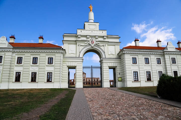 Brama do Pałacu Różana