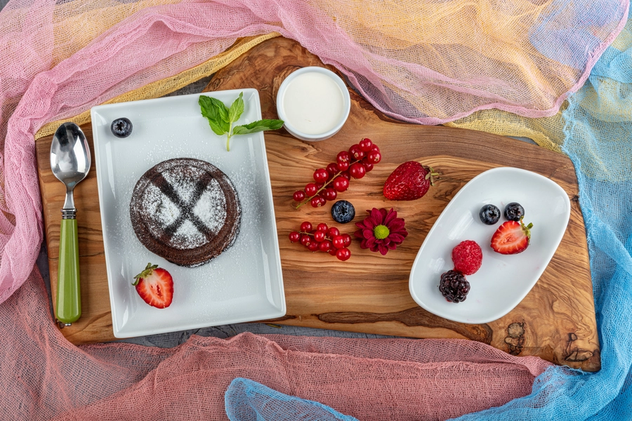 Chocoladesoufflé en bessen