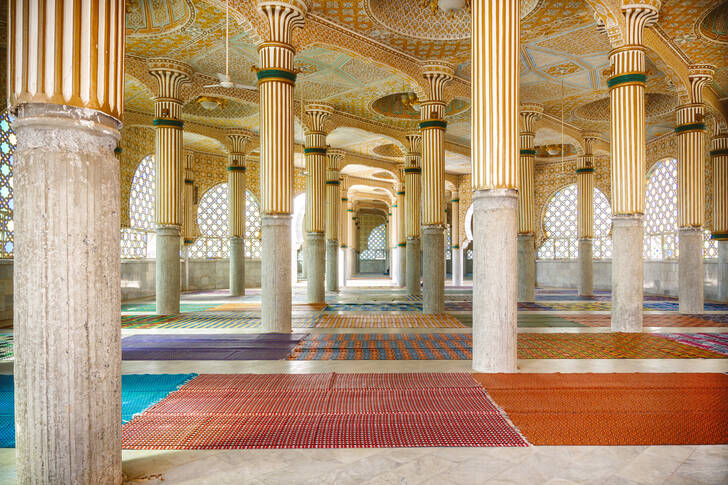 Interiér mešity ve městě Tuba