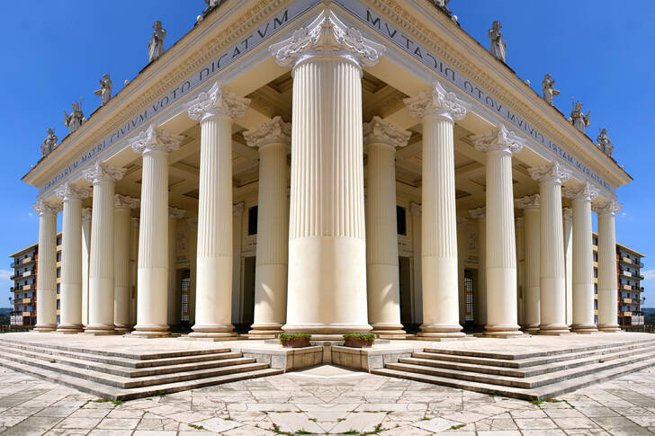 Edificio con columnas