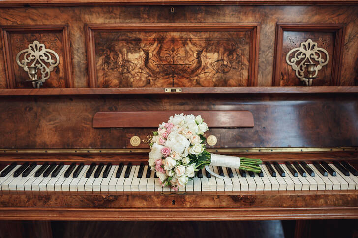 Bröllopsbukett på piano