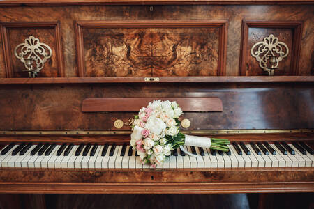 Svadobná kytica na klavíri