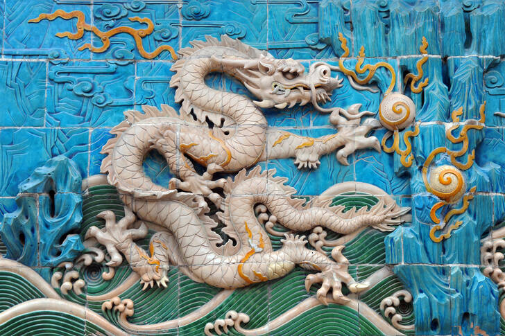 Mavi bir duvardaki Çin ejderhası