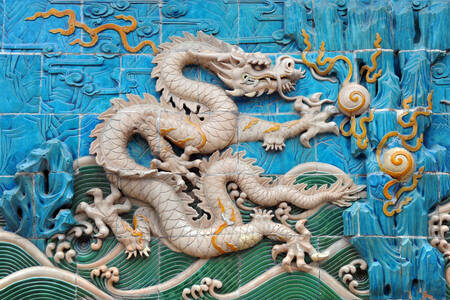 Dragon chinois sur un mur bleu