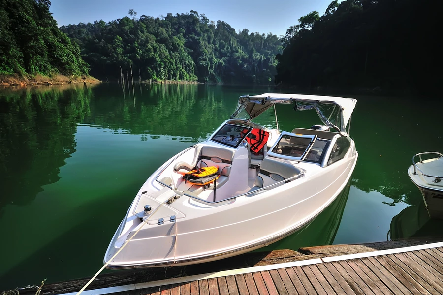 Bateau sur le réservoir Kenir