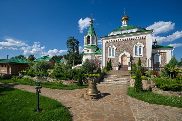 Iglesia de los Santos Cosme y Damián en Vishnevo