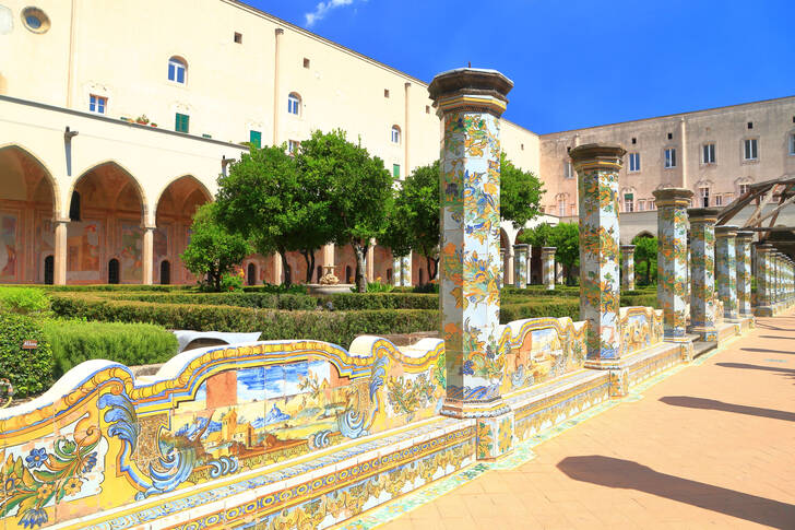 Il cortile del Monastero di Santa Chiara a Napoli