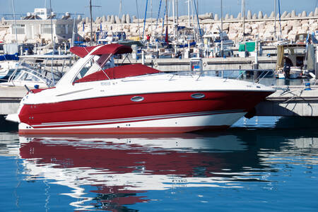 Bateau à moteur au ponton