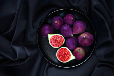 Buah ara di atas piring hitam