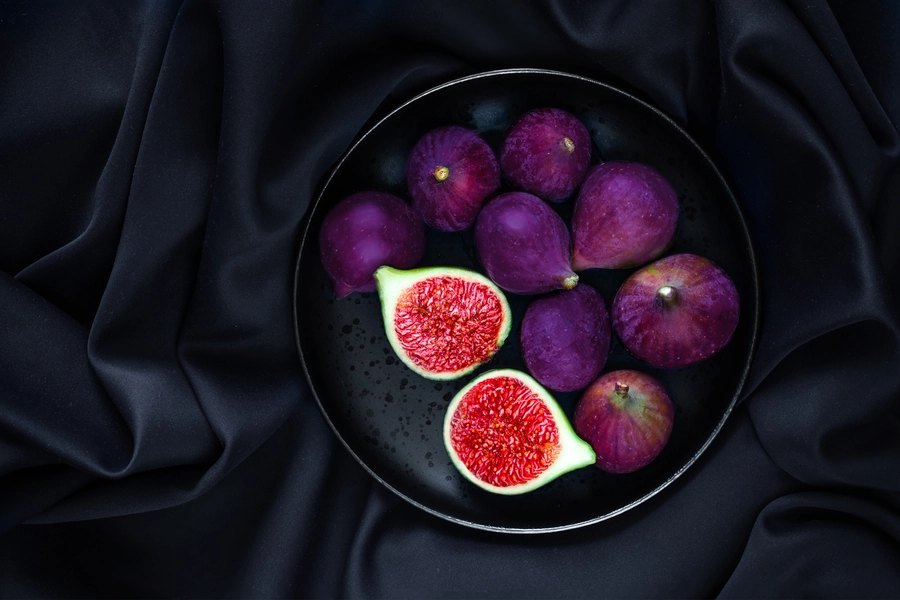 Figues sur une assiette noire
