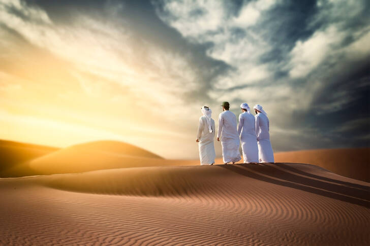أشخاص في الصحراء