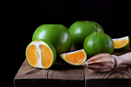 Grüne Mandarinen auf dem Tisch