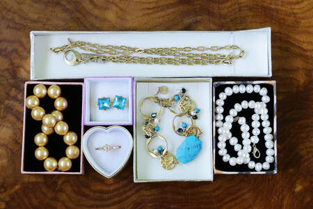 Kalung, cincin, dan anting-anting di dalam kotak