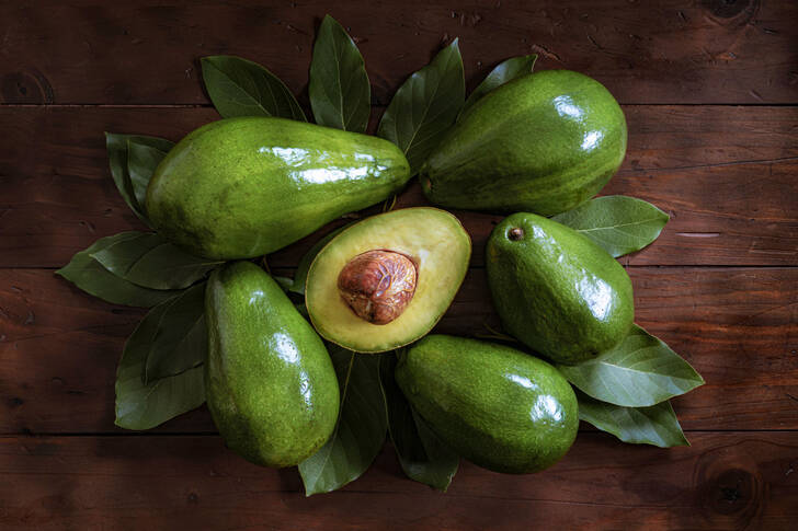 Avocado på en træoverflade