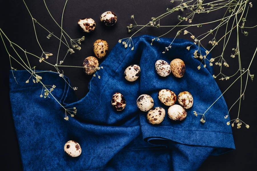 Ovos de codorna sobre tecido azul
