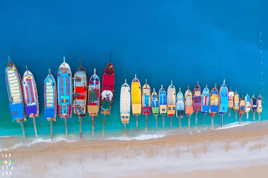 Vue de dessus des bateaux colorés