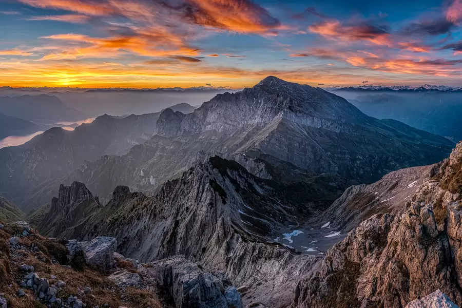 Zonsondergang over de berg Grignetta