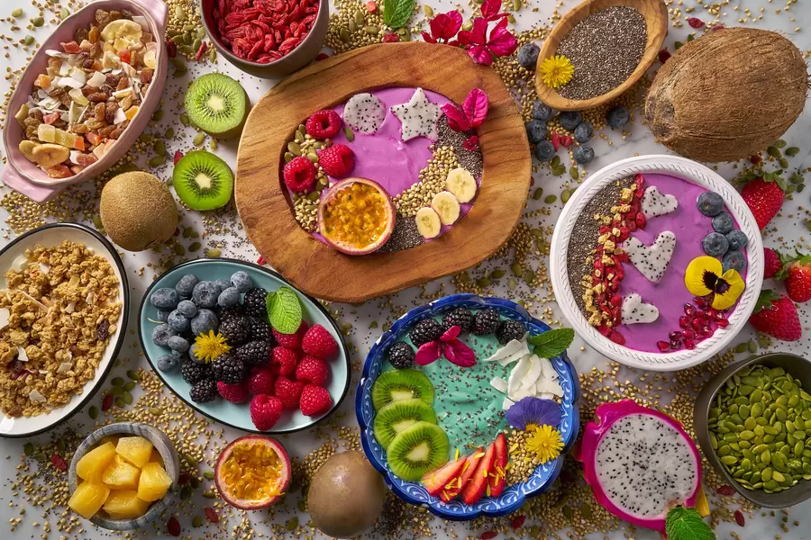 Frokoster med bær, chia og frukt