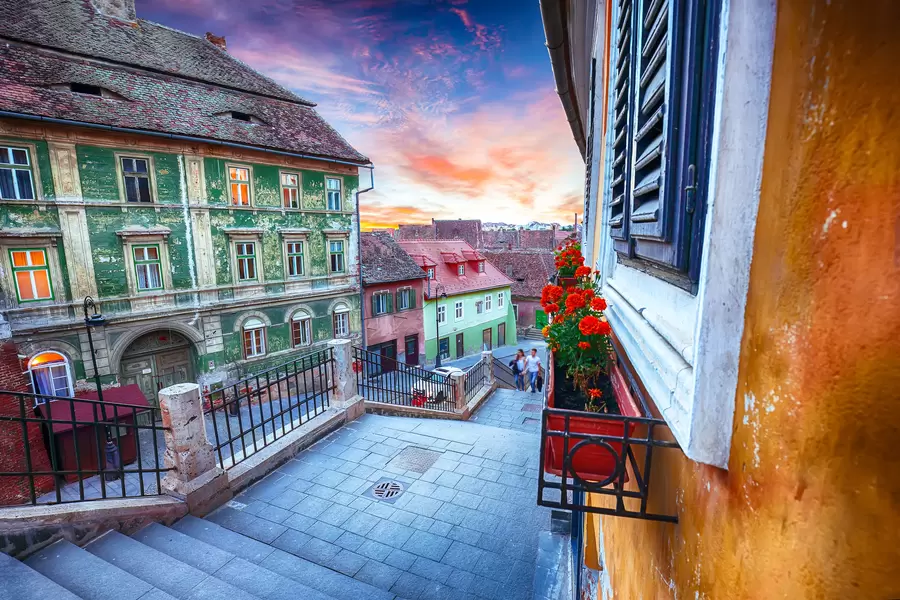 Auringonlasku Sibiu kaduilla