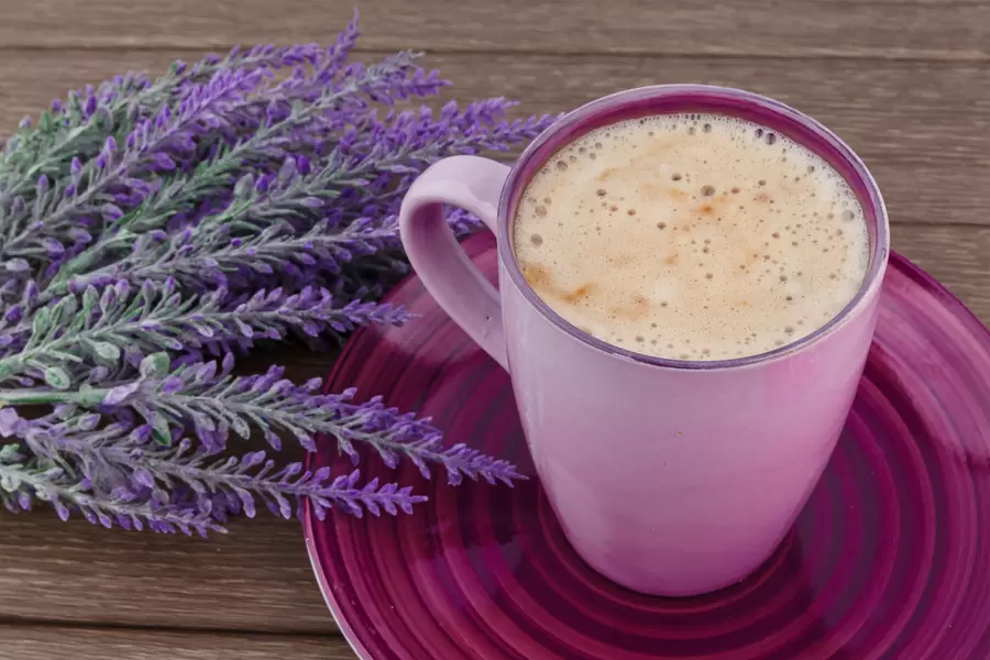 Cappuccino en lavendelboeket