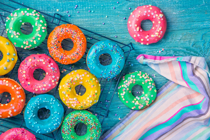 Donuts com esmalte multicolorido