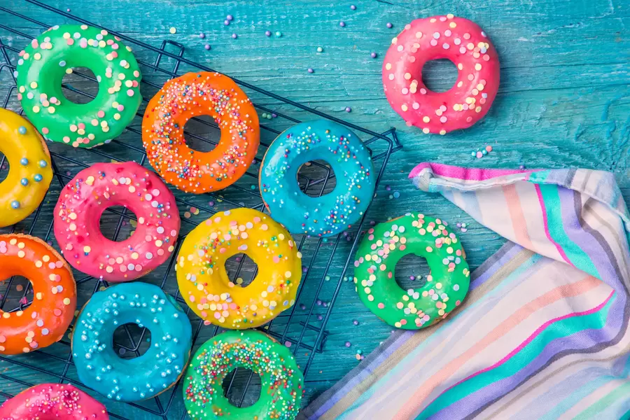 Donuts met veelkleurige glazuur