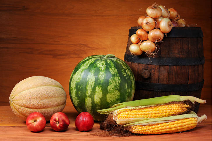 Плодове и зеленчуци на дървена маса