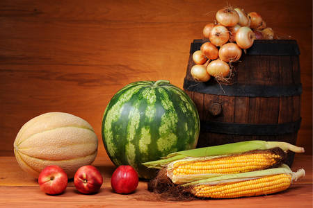 Frukt och grönsaker på ett träbord