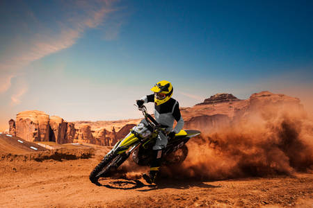 Motocyklista na pustyni