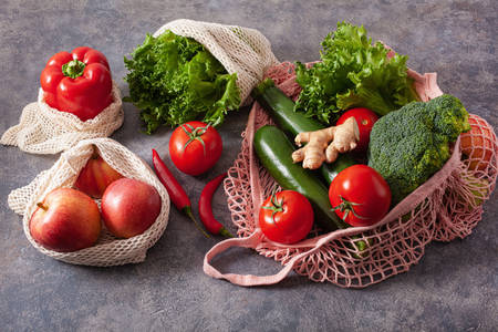 Gemüse und Obst auf dem Tisch