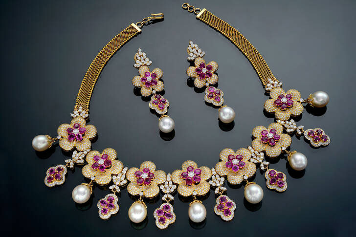 Necklace and earrings with precious stones