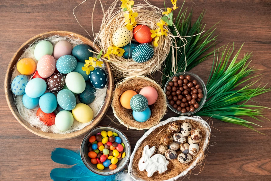 Oeufs de Pâques colorés sur la table