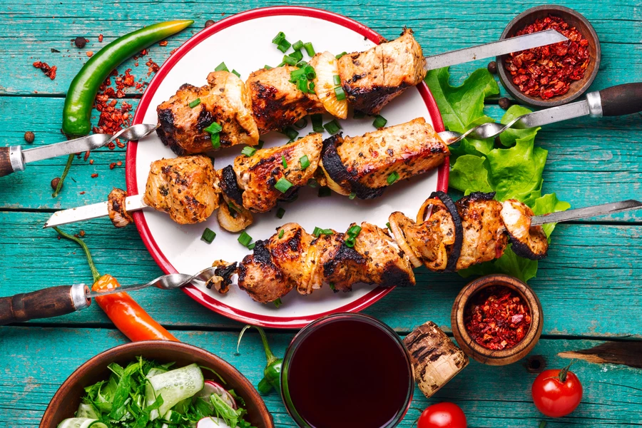Shish kebab på en tallrik