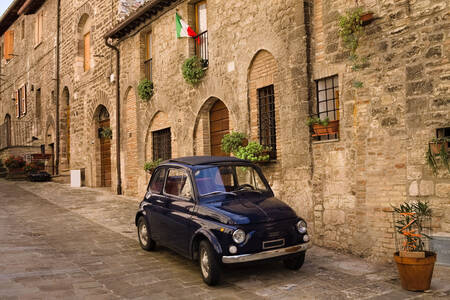 Vieille voiture dans la rue à Gubbio