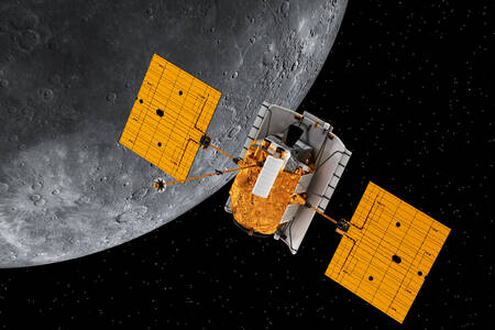 Estação espacial orbitando o planeta Mercúrio