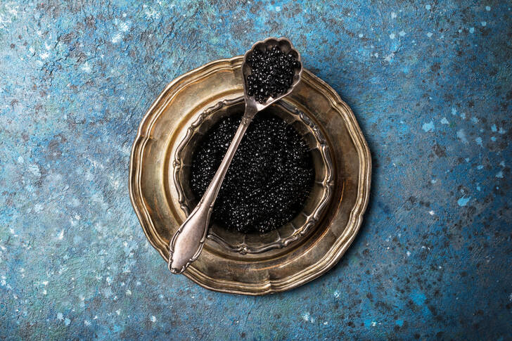 Caviar negro en un bol