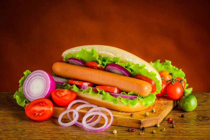 Hotdog met uien en groenten