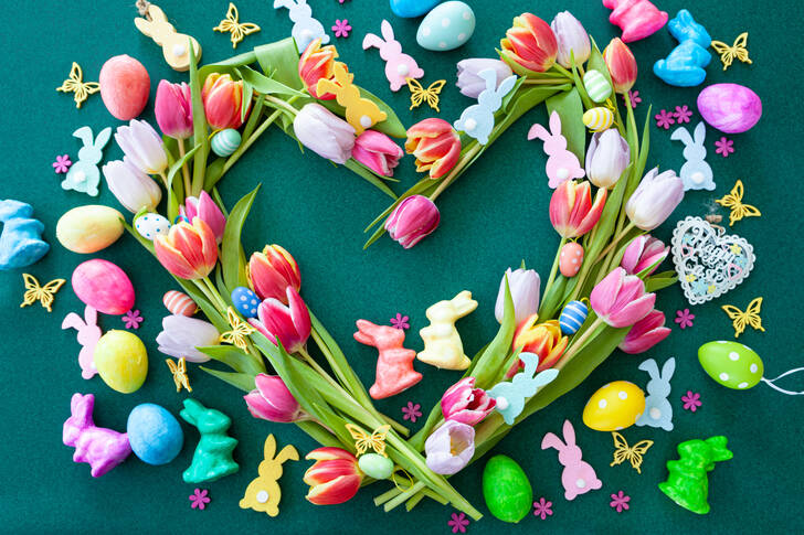 Tulipes et décorations de Pâques