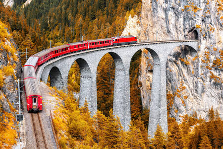 Vlak prechádzajúci cez Landwasser viadukt