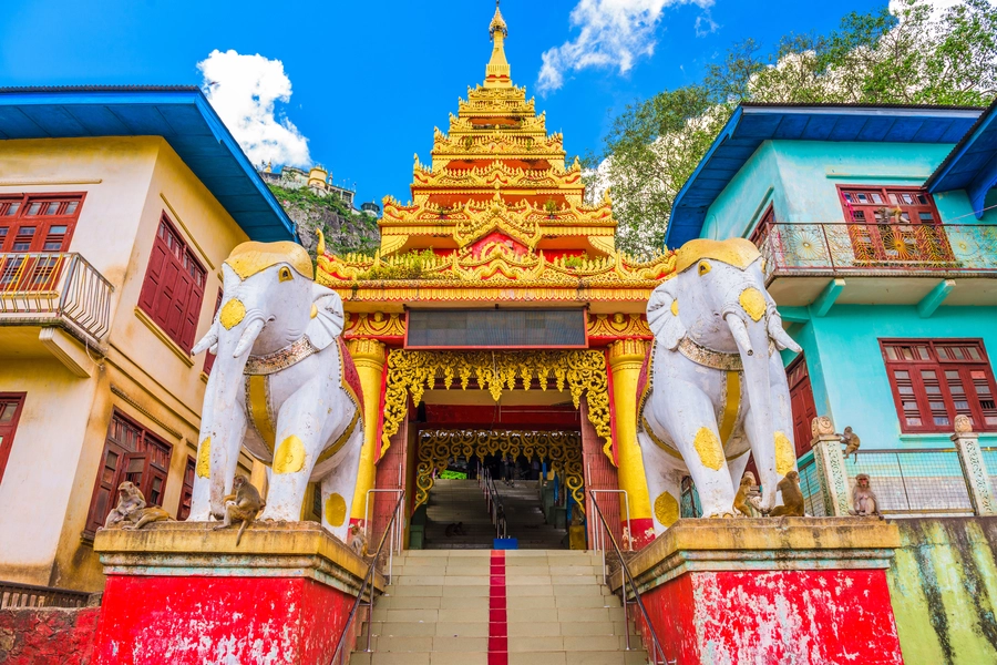 A Taung Kalat buddhista kolostor bejárata