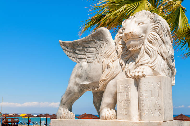 Скульптура крилатого лева