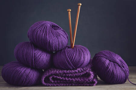 Pelotes de laine violette