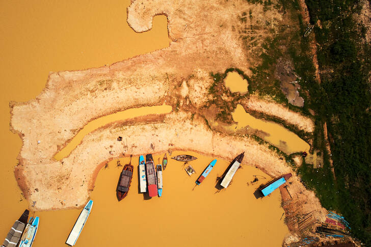 Vue sur les bateaux à Siem Reap