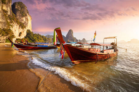 Barcos em uma praia tropical