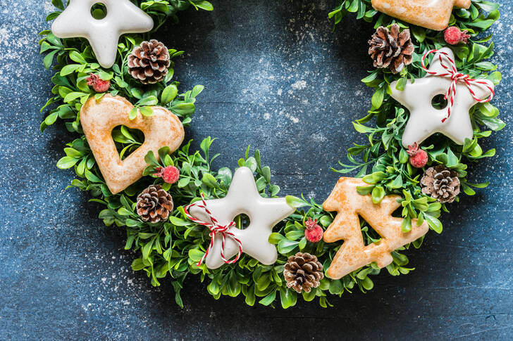 Wreath with gingerbread cookies