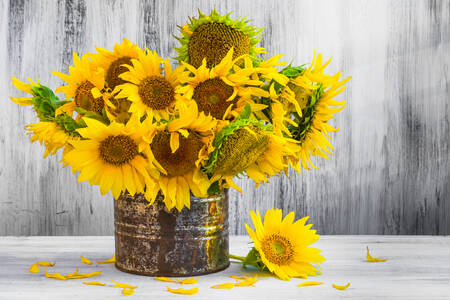 Bouquet de tournesols dans un bocal