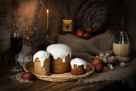 Torte di Pasqua e uova sul tavolo