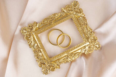 金のフレームに入った結婚指輪
